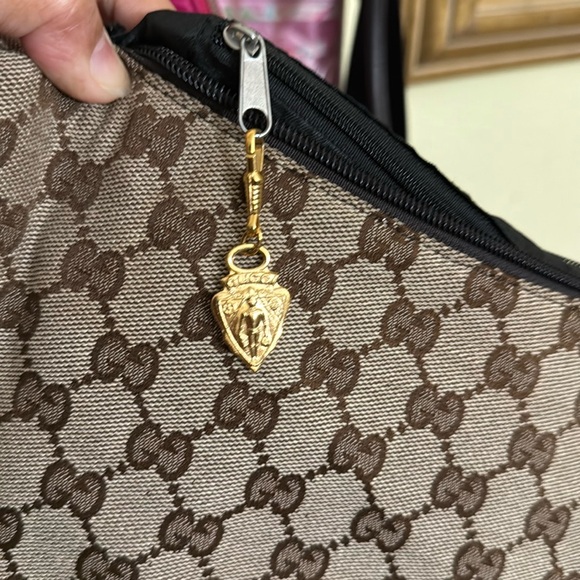 Authentic Gucci zipper pull vintage charm . Gold tone BEAUTIFUL! - Picture 3 of 9